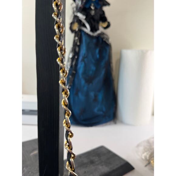 Chanel vintage double flap bag with chain shoulder bag.  Black - Picture 4 of 16